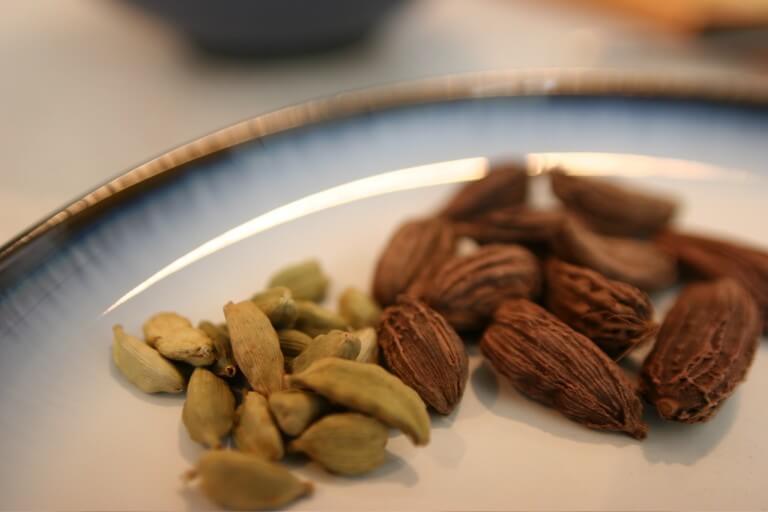 Black Cardamom Vs Green