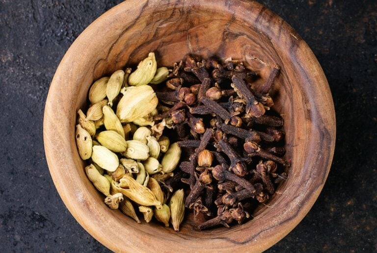 Cardamom vs cloves