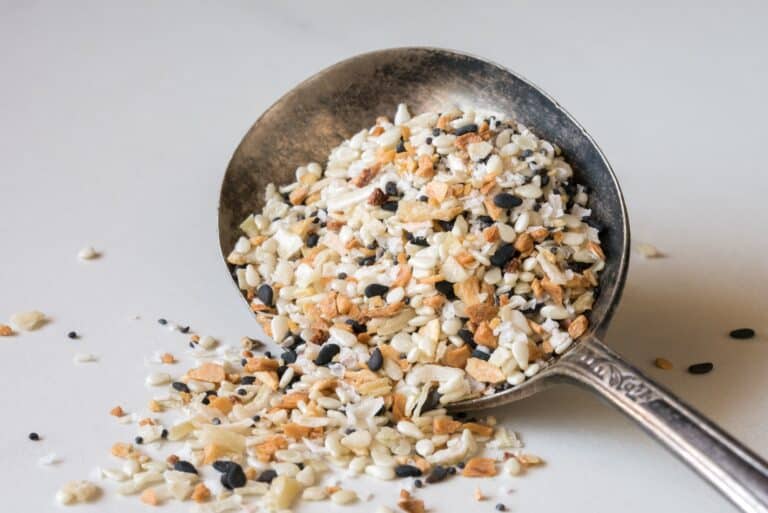 Everything bagel seasoning uses